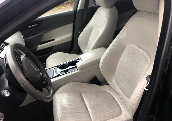 Jaguar XE cena 73000 przebieg: 126899, rok produkcji 2016 z Sosnowiec małe 191